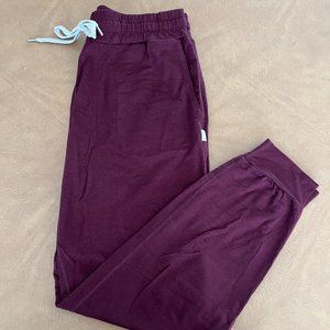 Vuori Women's Performance Jogger in Maroon Heather